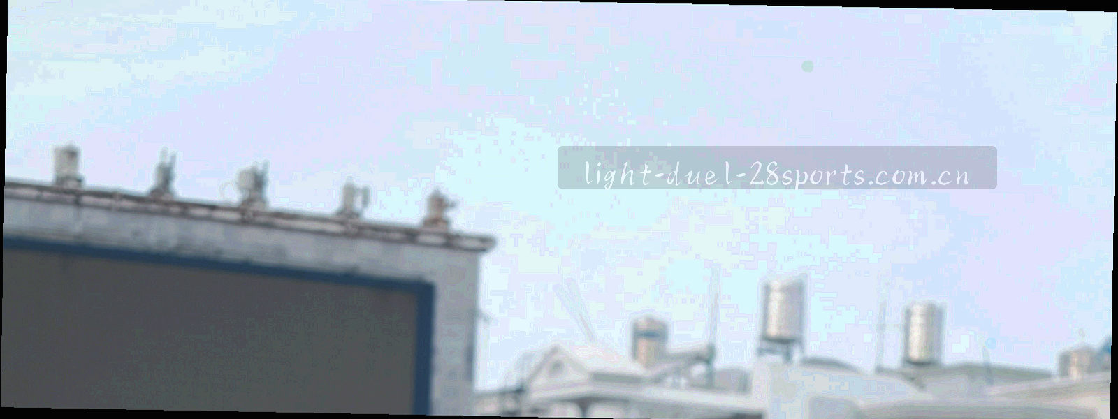 深墨蓝底色上由细密网格与直角框架构成的抽象几何纹理，少量荧光青斜线穿插其间